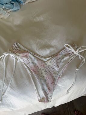 Frankie's Bikinis White Lined Floral-Trim Bikini Bottoms- Sydney Sweeney collab